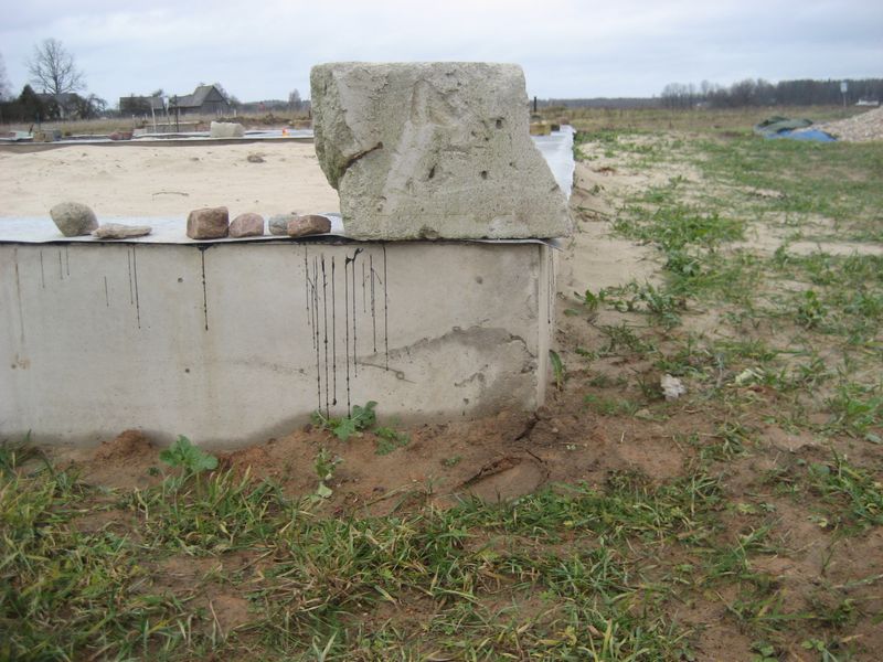 Pamatu būvēšana izmantojot zemes veidni - hidroizolācijas uzklāšana