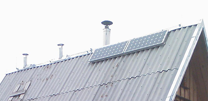 Sīkmājas projekts, sīkmājai uz jumta uzmontētas saules baterijas
