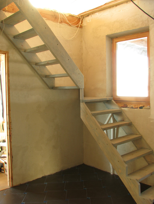 pašbūvētas vienkāaršas kāpnes, darbu process